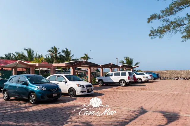 Estacionamiento con pérgolas frente al mar · Hotel Casa del Mar