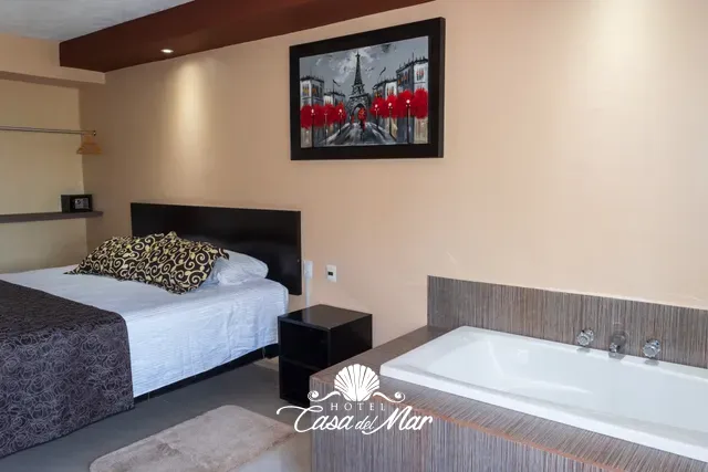 Jacuzzi a un lado de la cama king size · Hotel Casa del Mar