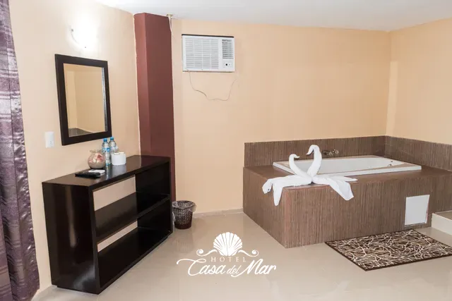Jacuzzi y tocador con espejo · Hotel Casa del Mar